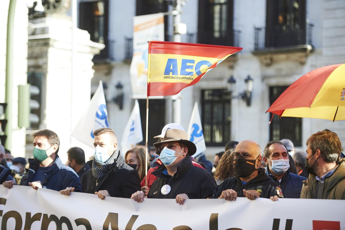 Un grupo de personas participa en una concentración contra la reforma de la ‘Ley Mordaza’, por las calles de Santander, a 24 de noviembre de 2021, en Santander, Cantabria (España). 