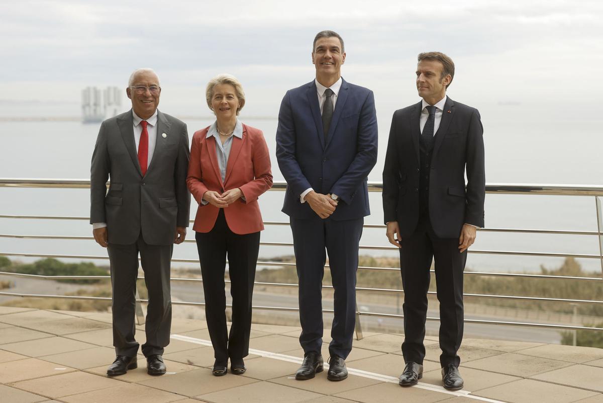 El presidente del Gobierno, Pedro Sánchez, con la presidenta de la Comisión Europea, Ursula von der Leyen; el presidente de Francia, Emmanuel Macron; y el primer ministro de Portugal, Antonio Costa, en Alicante en la presentación del H2Med. El presidente del Gobierno, Pedro Sánchez, con la presidenta de la Comisión Europea, Ursula von der Leyen; el presidente de Francia, Emmanuel Macron; y el primer ministro de Portugal, Antonio Costa, en Alicante en la presentación del H2Med.