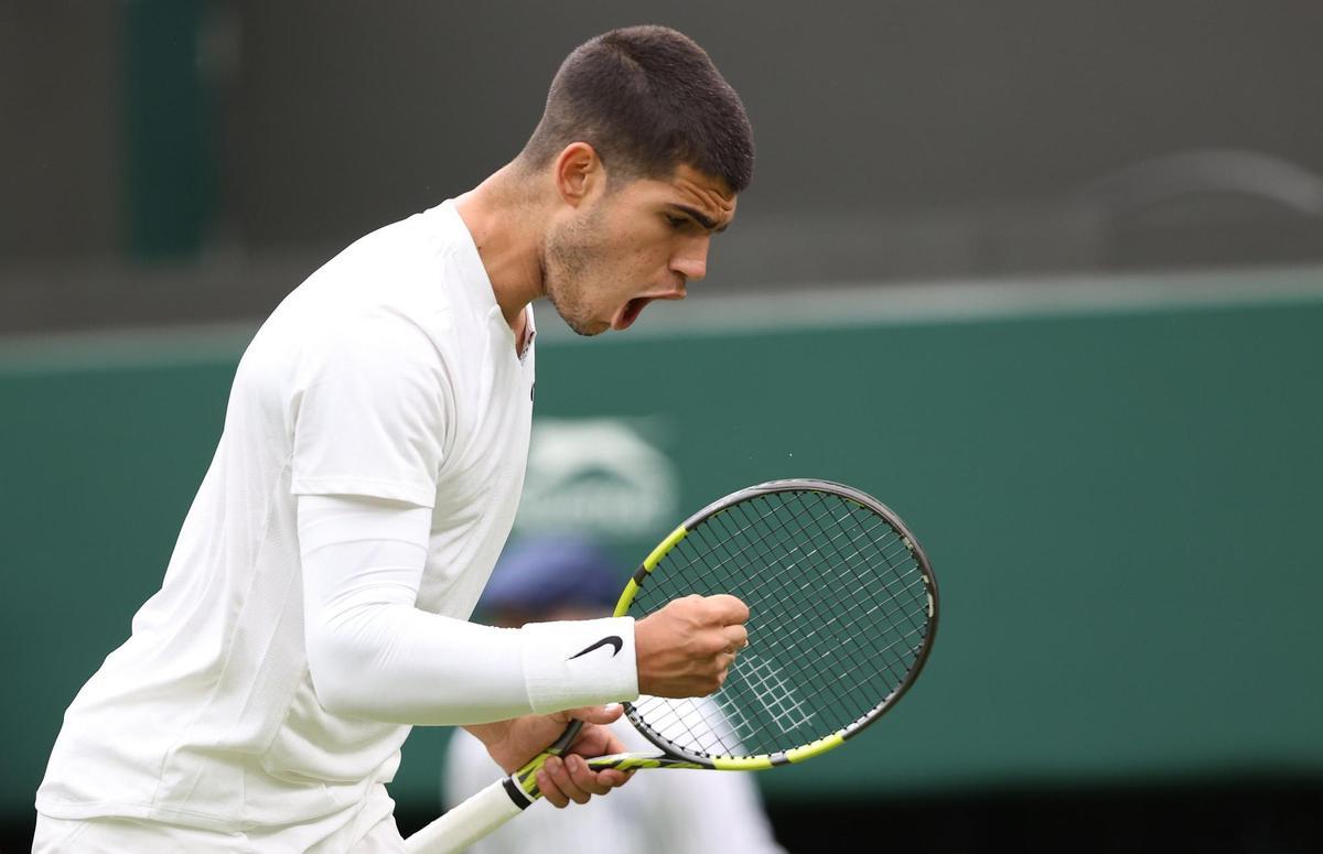 Alcaraz vence a Struff en cinco sets en un duro estreno en Wimbledon