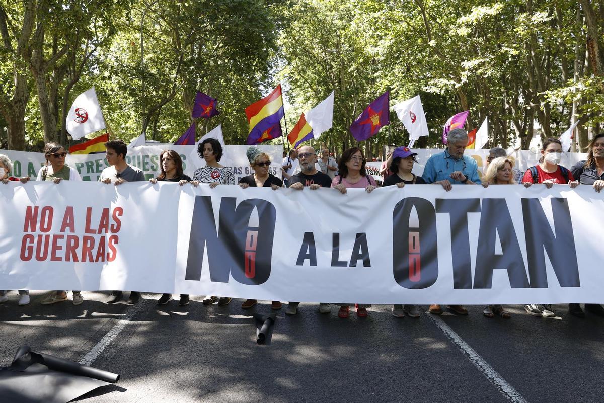 Miles de personas de toda España protestan contra la OTAN en Madrid