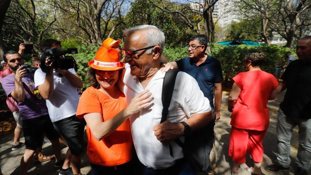 Mónica Oltra y Joan Ribó se abrazan antes del acto del sábado.