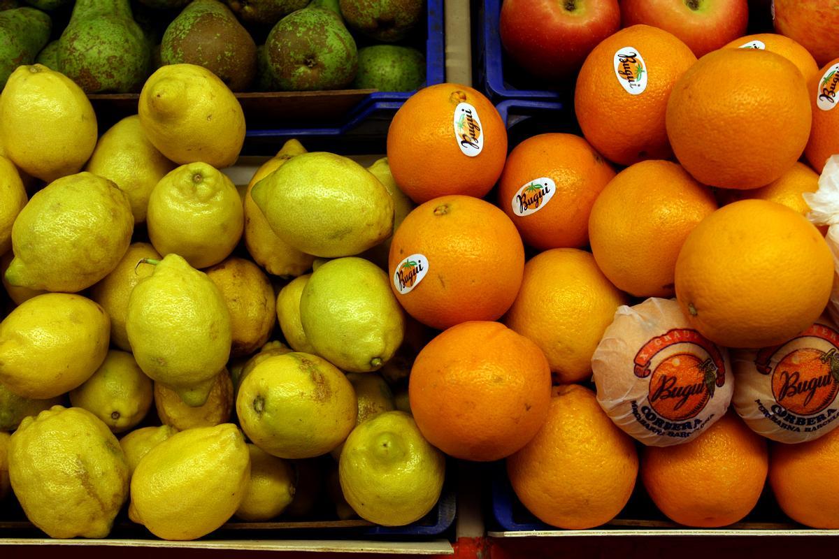 Limones y naranjas en un supermercado de Barcelona. 