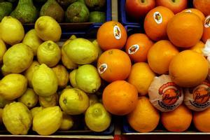 Limones y naranjas en un supermercado de Barcelona. 