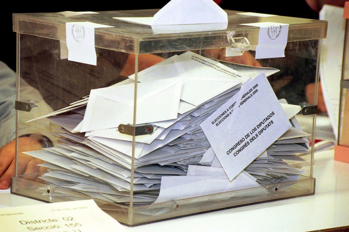 Imagen de archivo de una urna electoral en Barcelona.