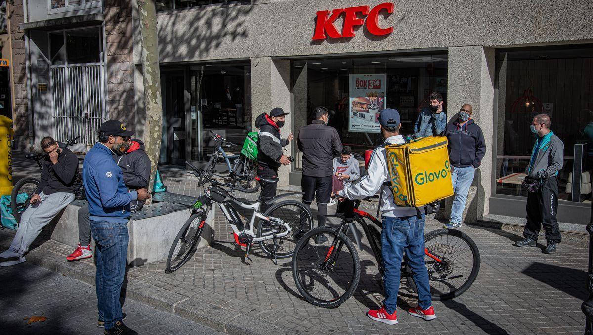 Repartidores de distintas ’apps’ de comida a domicilio esperando a la puerta de un restaurante. Manu Mitru Repartidores de distintas ’apps’ de comida a domicilio esperando a la puerta de un restaurante. Manu Mitru