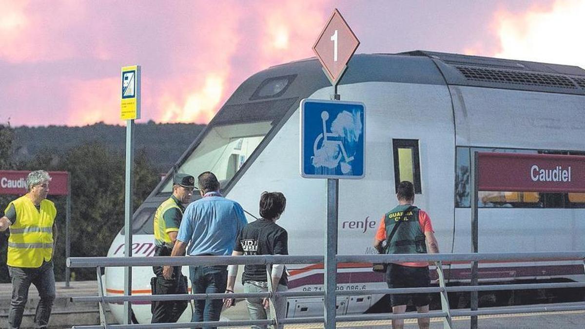 La Guardia Civil vigila la evacuación del tren afectado por el incidente, en la estación de Caudiel.