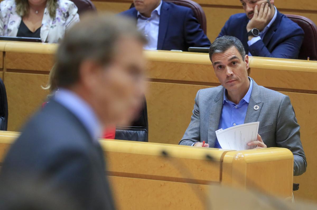 El presidente del Gobierno, Pedro Sánchez, escucha la intervención del líder del PP, Alberto Núñez Feijóo (i), en una imagen de archivo. EFE/ Fernando Alvarado