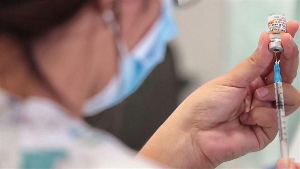 Una enfermera se dispone a administrar una dosis de la vacuna contra la Covid-19. Una enfermera se dispone a administrar una dosis de la vacuna contra la Covid-19.