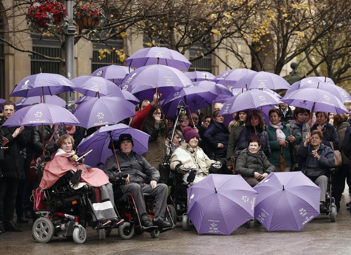 Miembros de la Confederación Española de Personas con Discapacidad Física y Orgánica (Cocemfe) en una concentración con motivo del Día Internacional para la Eliminación de la Violencia hacia las Mujeres en Pamplona. 