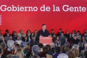 El secretario general del PSOE y presidente del Gobierno, Pedro Sánchez, durante un acto de precampaña en apoyo al actual alcalde de Sevilla y candidato a los próximos comicios municipales, Antonio Muñoz,  en Sevilla. 