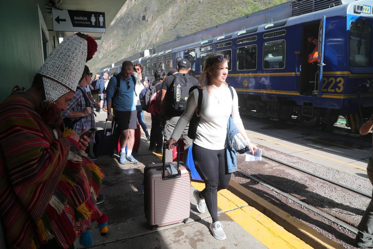 Fotografía de archivo que muestra a un grupo de turistas mientras en la estación de tren de Ollantaytambo, penúltima estación antes de ingresar al santuario histórico de la ciudadela de Machu Picchu, en la región surandina del Cusco (Perú). EFE/Ernesto Arias