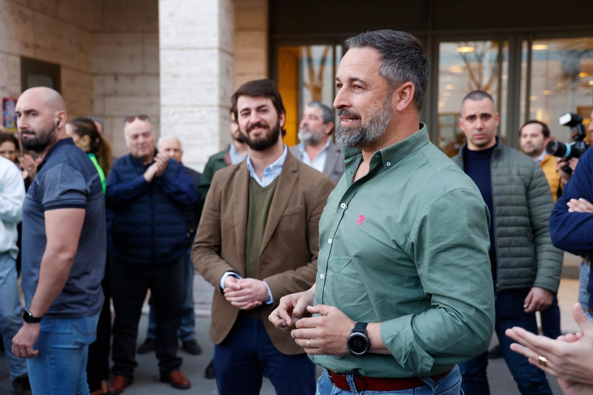 El vicepresidente de la Junta de Castilla y León, Juan García-Gallardo (i) y el presidente de Vox, Santiago Abascal (d), a su llegada a un acto del partido en Valladolid.