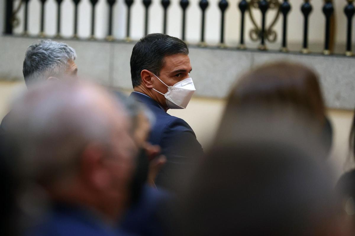 El presidente del Gobierno, Pedro Sánchez, es recibido por el presidente de Ceuta, Juan Jesús Vivas. EFE/ LA MONCLOA/Fernando Calvo