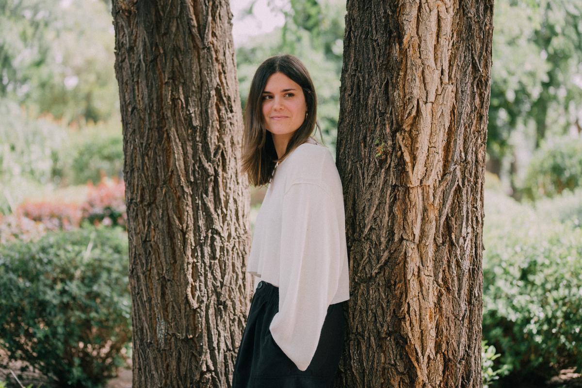 La escritora Elvira Sastre, fotografiada en un parque de Madrid