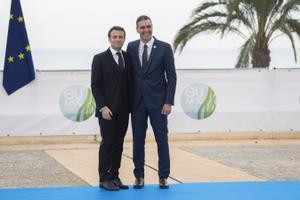 Macron y Sánchez en una cumbre europea el pasado mes de diciembre en Portugal. EUROPA PRESS