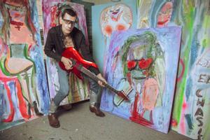 Fabio con una guitarra en su estudio, donde pinta los cuadros que acaba de exponer en Madrid