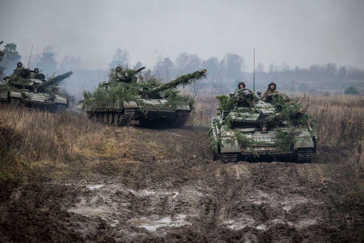 Carros rusos en ejercicios en la frontera con Ucrania, una semana antes del comienzo del ataque.
