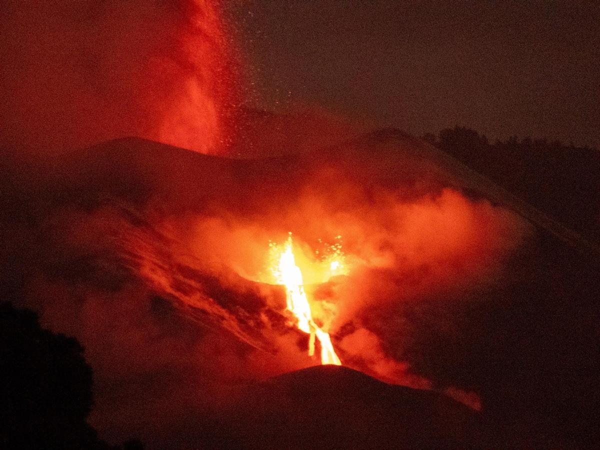 GRAFCAN7333. EL PASO (LA PALMA) (ESPAÑA), 25/11/2021.- El volcán de Cumbre Vieja, en La Palma, pasado este jueves por fases explosivas y se ha abierto una nueva boca de la que fluye otra colada de lava, al sur del cono principal. EFE/Miguel Calero