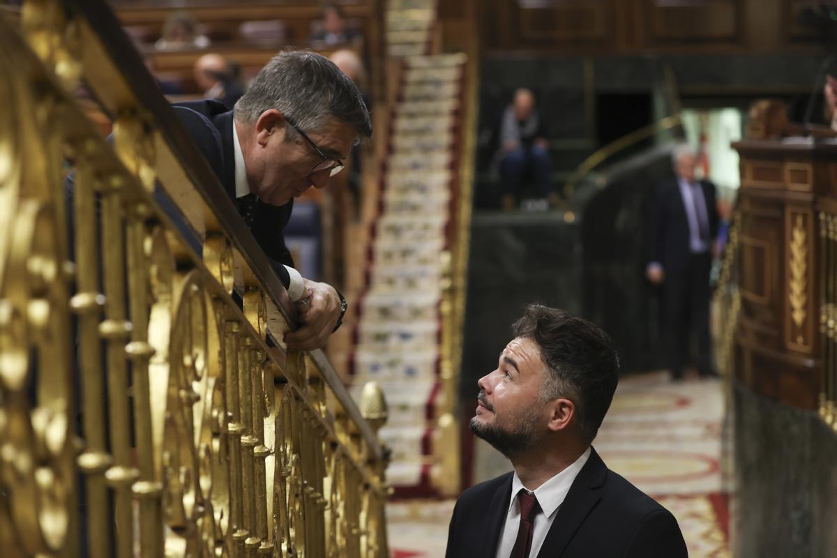 El portavoz de ERC en el Congreso, Gabriel Rufián, conversa en el hemiciclo con el portavoz socialista, Patxi López. El portavoz de ERC en el Congreso, Gabriel Rufián, conversa en el hemiciclo con el portavoz socialista, Patxi López.