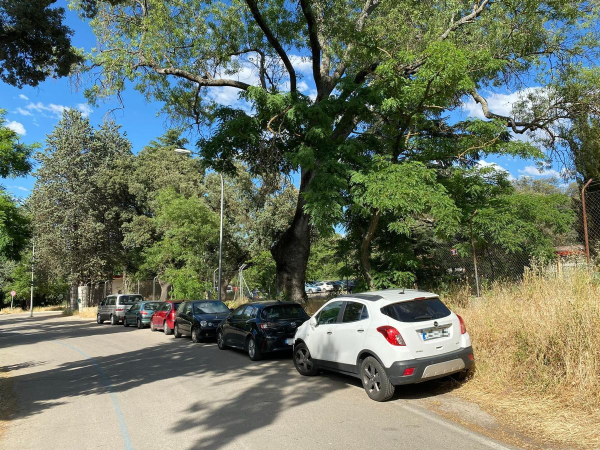 Coches aparcados ilegalmente cerca del Parque de Atracciones de Madrid.