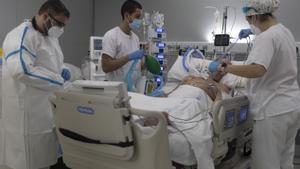Varios sanitarios atienden a un paciente en un hospital en Madrid.