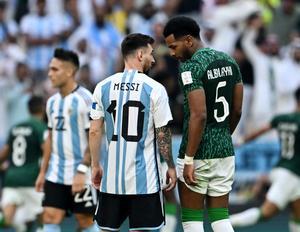 Messi es desafiado por un jugador de Arabia Saudí. 