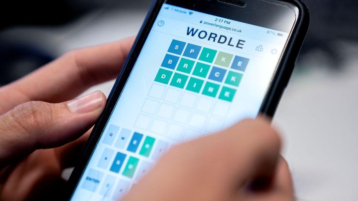 Una persona jugando a Wordle.