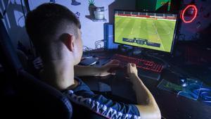 Un adolescente juega al videojuego FIFA.