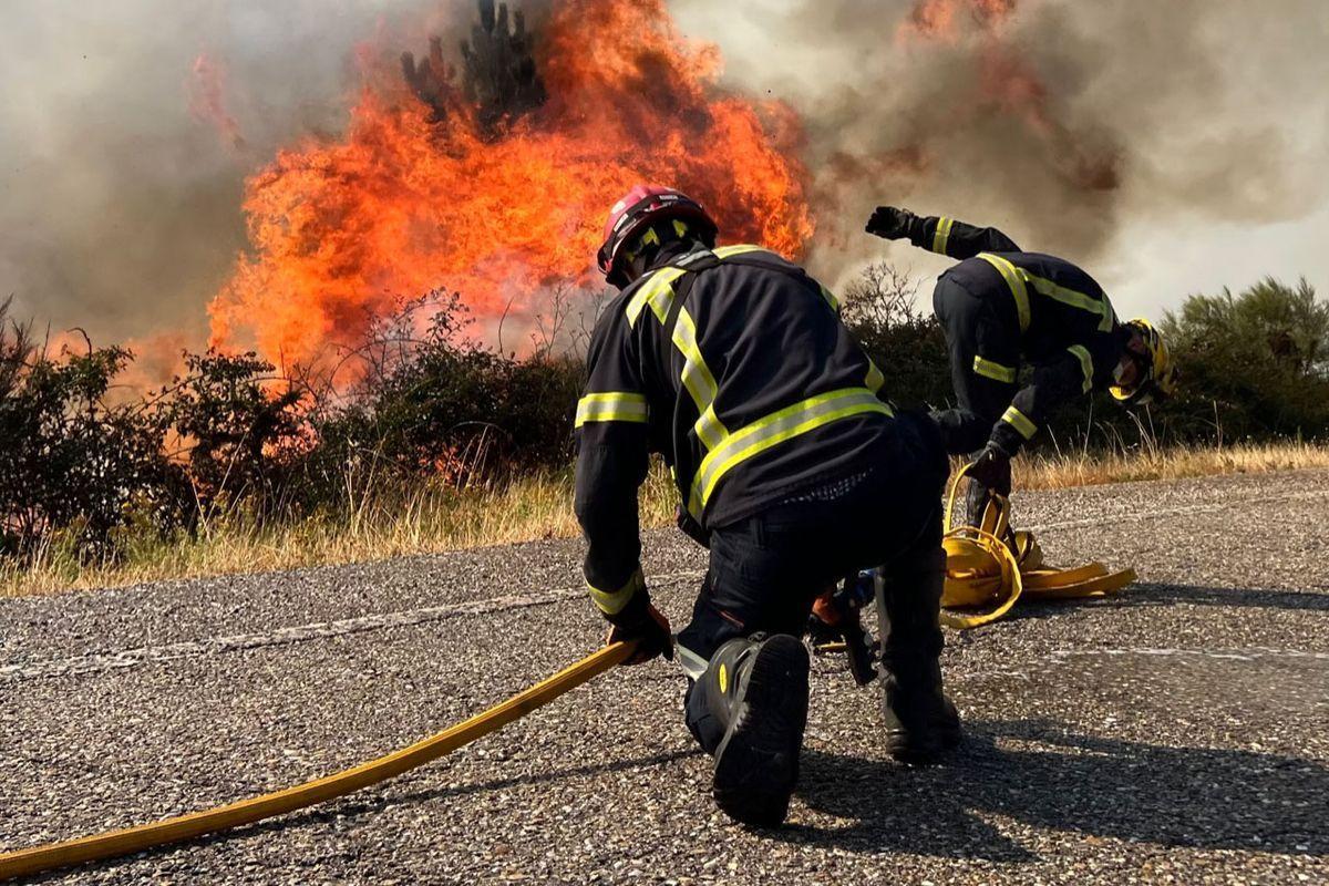 Incendio en la N120 en A Cañiza (Pontevedra), el pasado domingo.