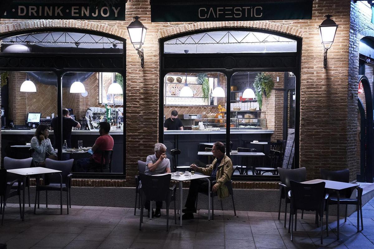 Varias personas en una cafetería de Madrid. Varias personas en una cafetería de Madrid.