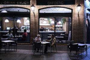 Varias personas en una cafetería de Madrid.