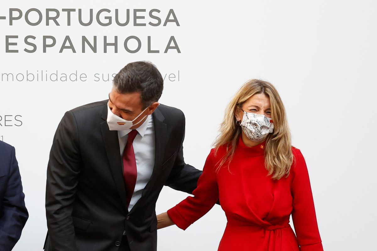 El presidente del gobierno Pedro Sánchez y la vicepresidenta del gobierno Yolanda Díaz, en la Cumbre Hispano-Portuguesa de Trujillo. El presidente del gobierno Pedro Sánchez y la vicepresidenta del gobierno Yolanda Díaz, en la Cumbre Hispano-Portuguesa de Trujillo.