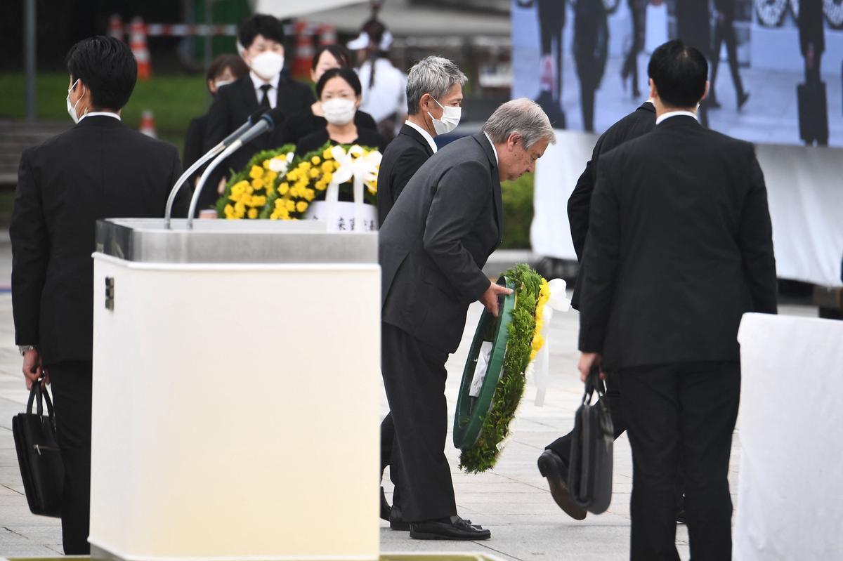 Antonio Guterres, secretario general de la ONU, se dispone a dejar una corona de flores en el Parque de la Paz en el 77 homenaje a las víctimas de la bomba nuclear de Hiroshima