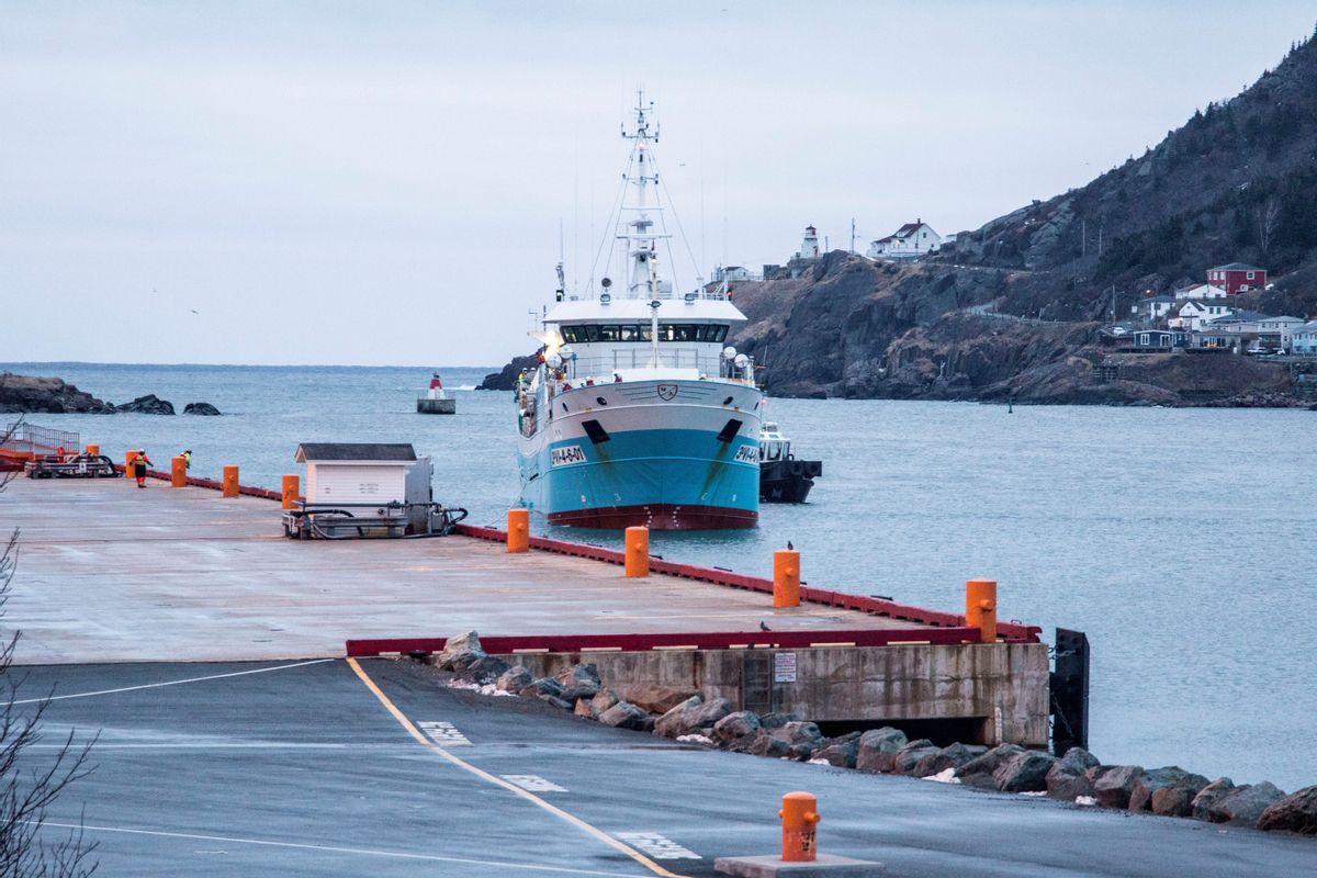 El pesquero español Playa de Menduíña 2 llegando el 19 de febrero de 2022 al puerto de San Juan de Terranova con los 3 supervivientes y los cuerpos de 7 pescadores fallecidos del Villa de Pitanxo. El pesquero español Playa de Menduíña 2 llegando el 19 de febrero de 2022 al puerto de San Juan de Terranova con los 3 supervivientes y los cuerpos de 7 pescadores fallecidos del Villa de Pitanxo.