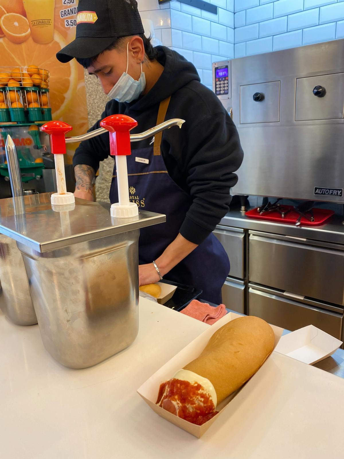 Vuelve a Gran Vía el perrito Nebraska, el más famoso de Madrid