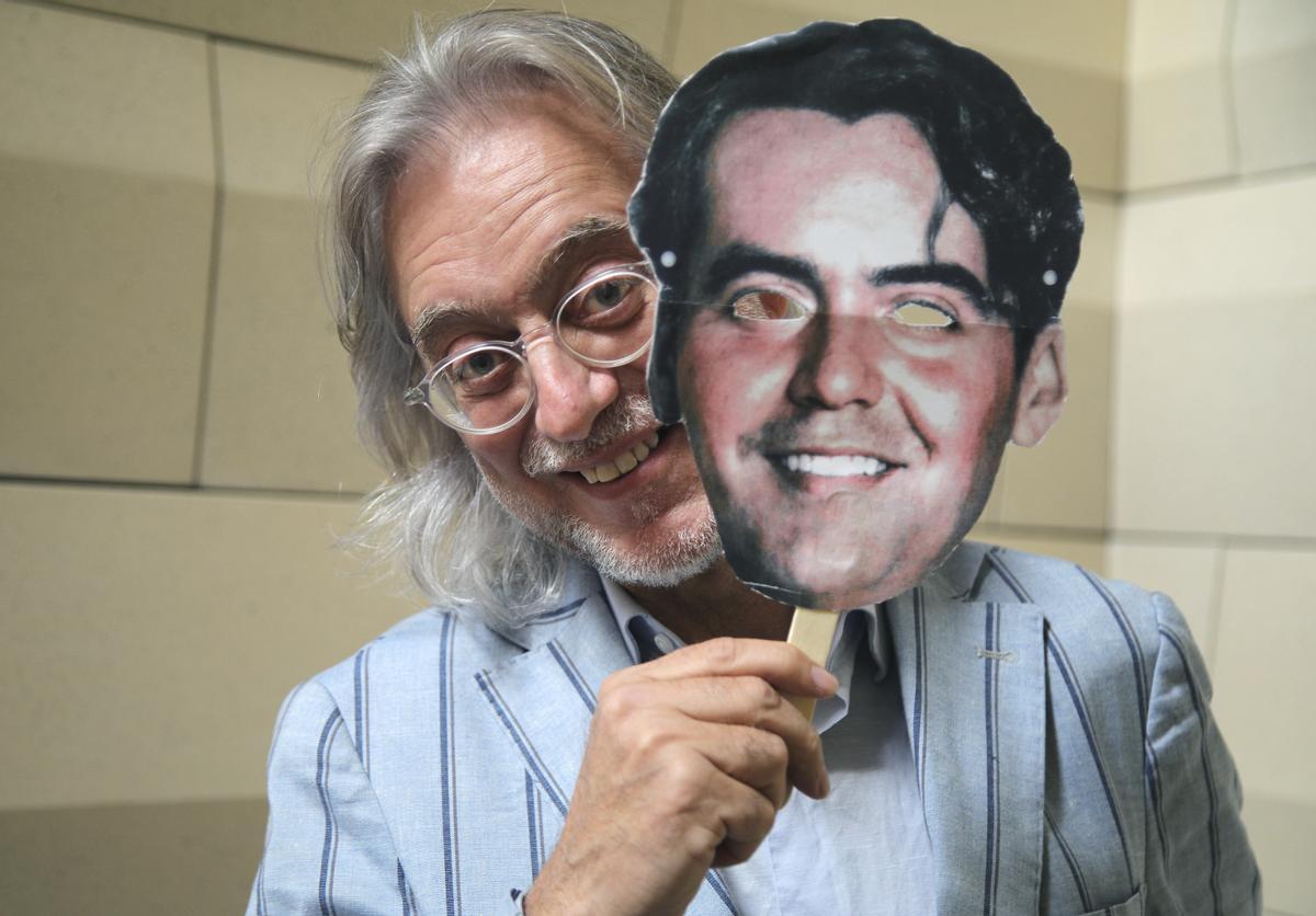 El periodista y escritor Víctor Amela, con una máscara de Federico García Lorca.