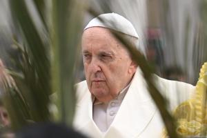 El Papa ingresa en el hospital para ser operado hoy de urgencia de una obstrucción intestinal
