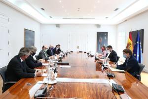 El presidente del Gobierno, Pedro Sánchez, reunido en el Palacio de la Moncloa con los primeros ejecutivos de las principales compañías eléctricas.