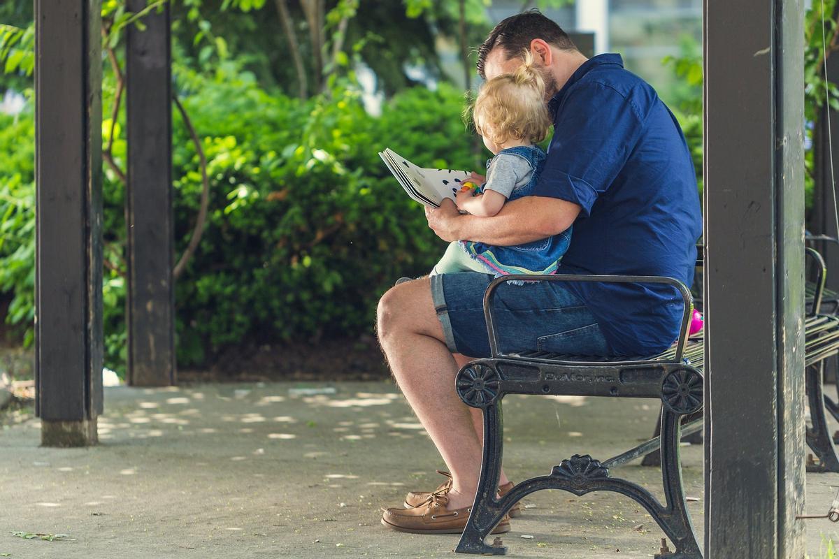 Un hombre lee un cuento a su hija