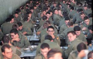 El comedor de un cuartel lleno de reclutas del servicio militar. 