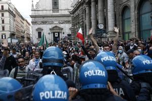 Manifestantes contra el pasaporte COVID y policías en Roma