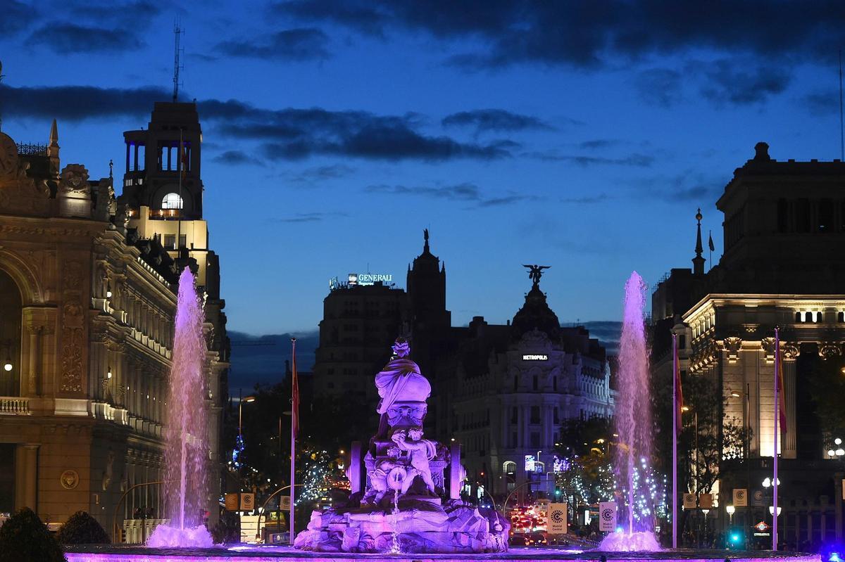 La Cibeles, en Madrid, iluminada de morado en el día de la violencia contra la mujer. 