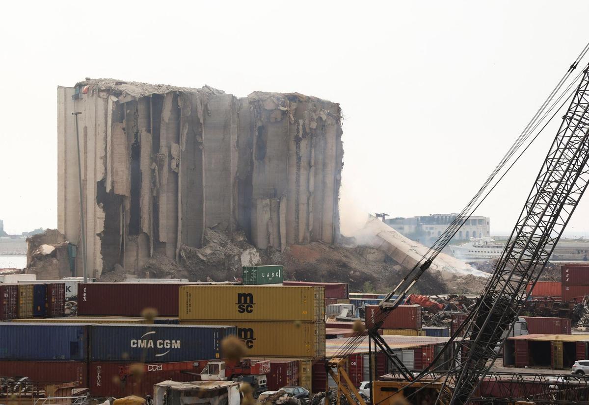Imagen de las ruinas de los silos del puerto de Beirut.