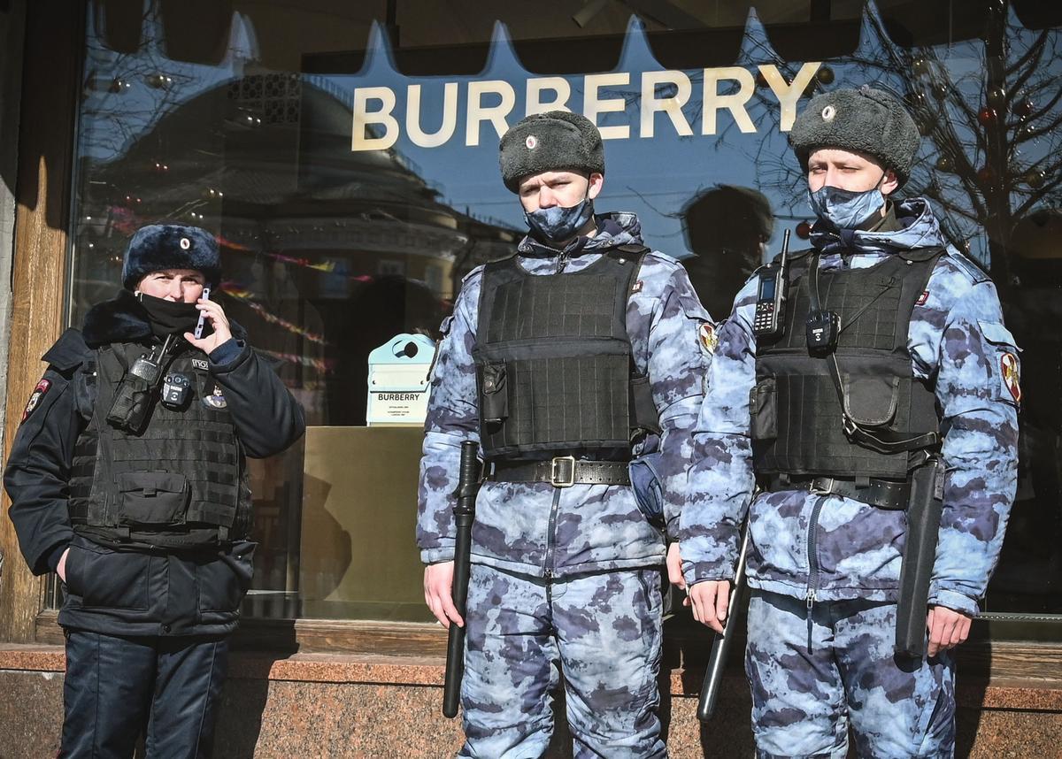 Policía y Guardia Nacional rusa patrullan la Plaza Roja cerca de una tienda de Burberry en Moscú. Muchas marcas han anunciado que se marchan del país, entre ellas Chanel, Hermes, Prada y LVMH.