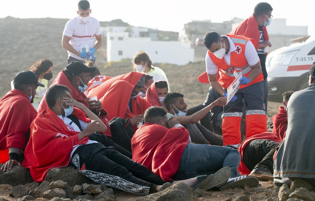 Salvamento Marítimo rescata a un grupo de inmigrantes a su llegada a Lanzarote el pasado julio.