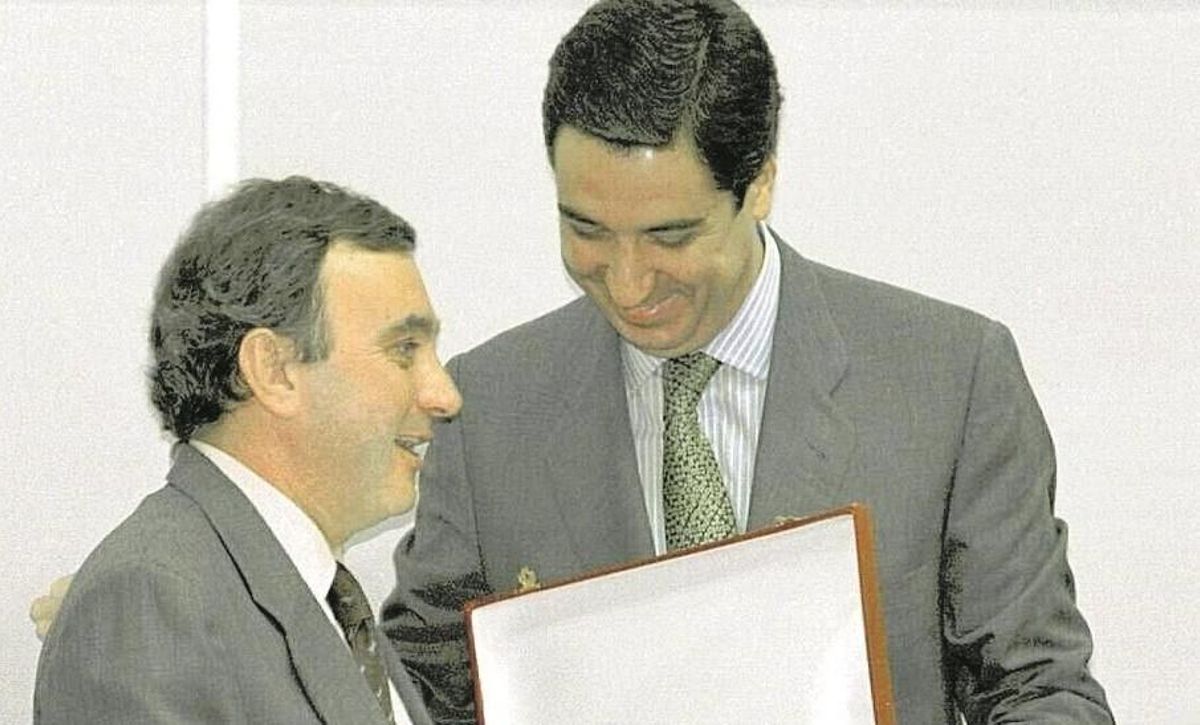 Zaplana entrega la plaza de oro al turismo a Joaquín Barceló, su presunto testaferro, en 1998. Zaplana entrega la plaza de oro al turismo a Joaquín Barceló, su presunto testaferro, en 1998.