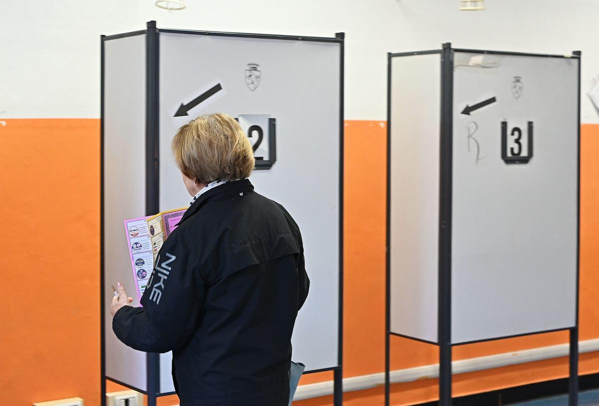 Una mujer vota en las elecciones generales de Italia este domingo en Turín.