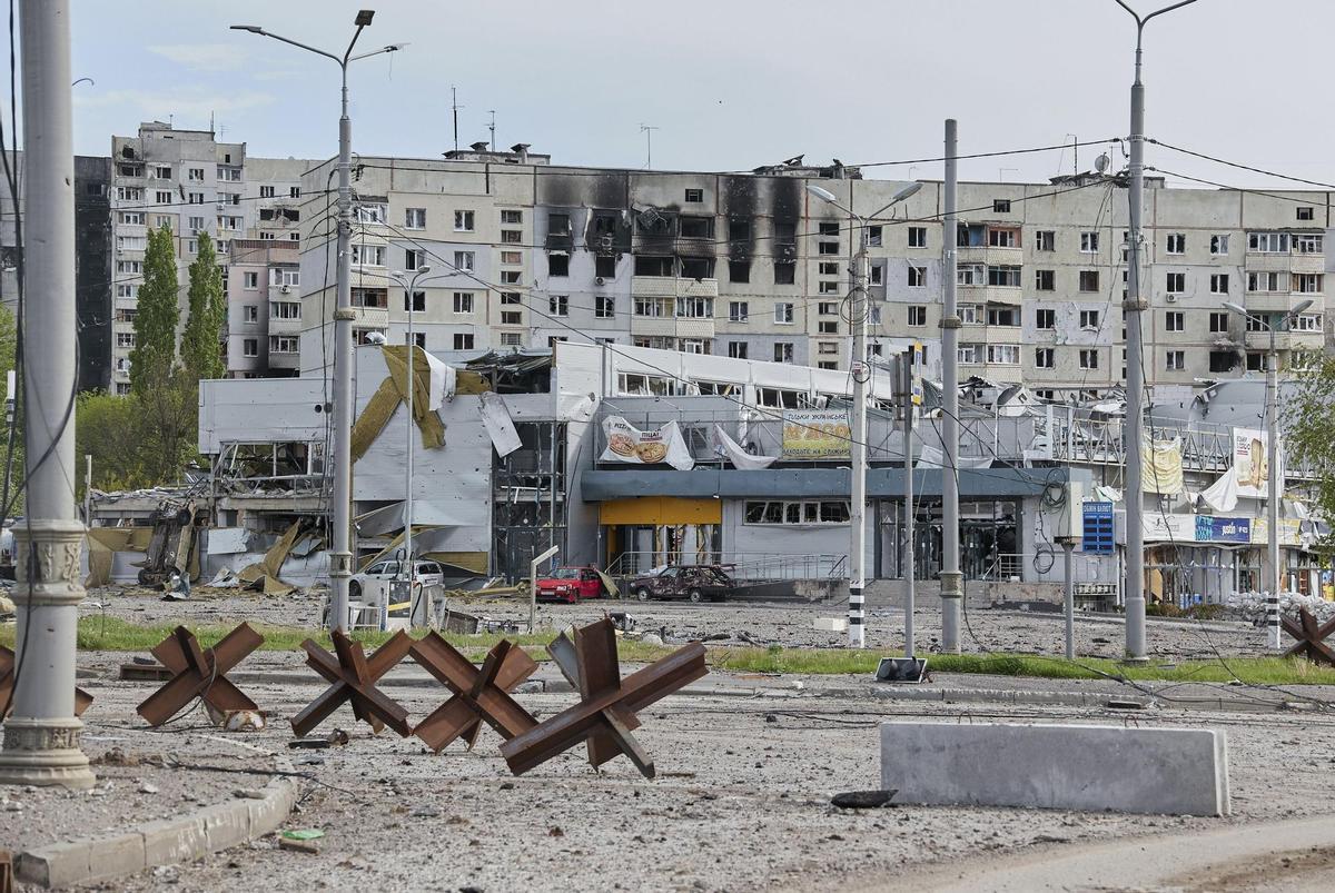 Edificios destruidos por ataques rusos en Járkov. EFE/EPA/SERGEY KOZLOV
