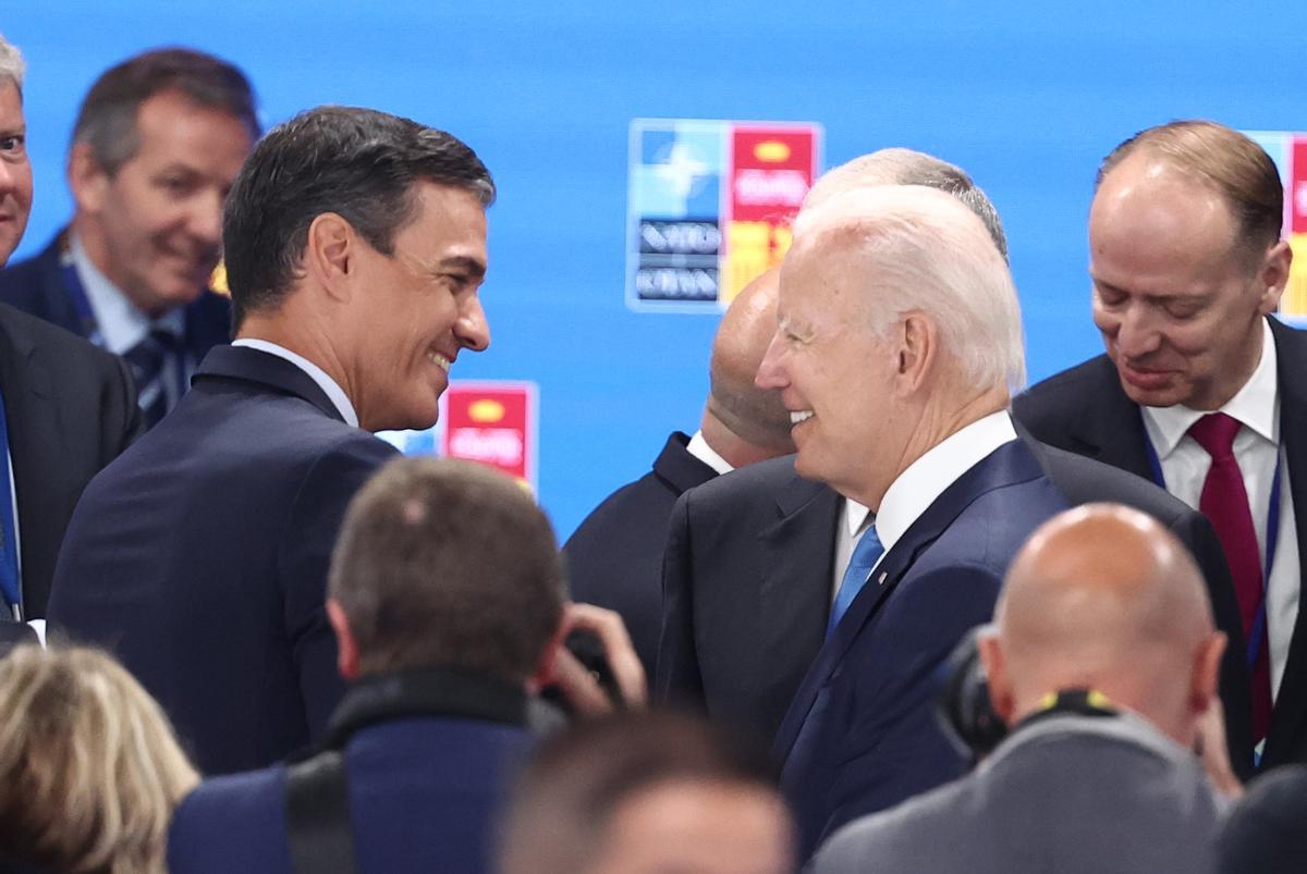 El presidente del Gobierno, Pedro Sánchez (i) y el presidente de Estados Unidos, Joe Biden (d), en la reunión del Consejo del Atlántico Norte a nivel de Jefes de Estado y de Gobierno, durante la primera jornada de la Cumbre de la OTAN 2022 en el Recinto Ferial IFEMA MADRID, a 29 de junio de 2022, 