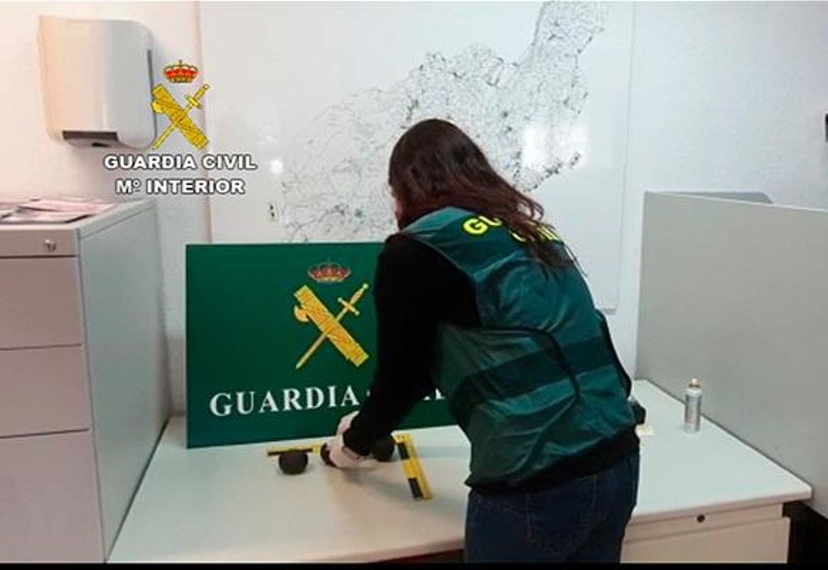 Una agente de la Guardia Civil, en el transcurso de una investigación. Una agente de la Guardia Civil, en el transcurso de una investigación.
